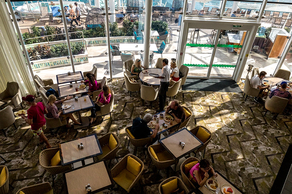 A restaurant in Symphony of the seas